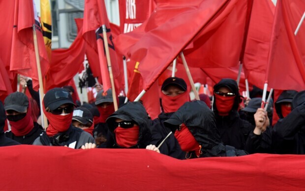 Mit durchgedrücktem Rücken der Gemeinschaft dienen