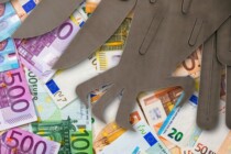 Wie der Staat Pflege, Kassen und Rente plündert – und jetzt vor mehreren Klagen steht