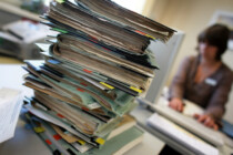 Karlsruher Gehaltssegen: Mehr Geld für Beamte – während das Land abrutscht