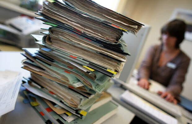 Karlsruher Gehaltssegen: Mehr Geld für Beamte – während das Land abrutscht