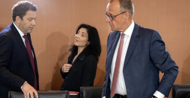 Mehr arbeiten für Merz und Co: Die Transfer-Oligarchie fordert weniger Krankheitstage