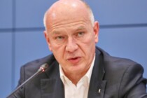 „Kopf freikriegen“ beim Blackout: OB Kai Wegner spielt Tennis in Berliner Stromterrorkrise