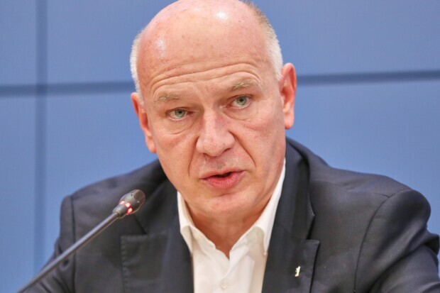 „Kopf freikriegen“ beim Blackout: Kai Wegner spielt Tennis in Berliner Stromterrorkrise