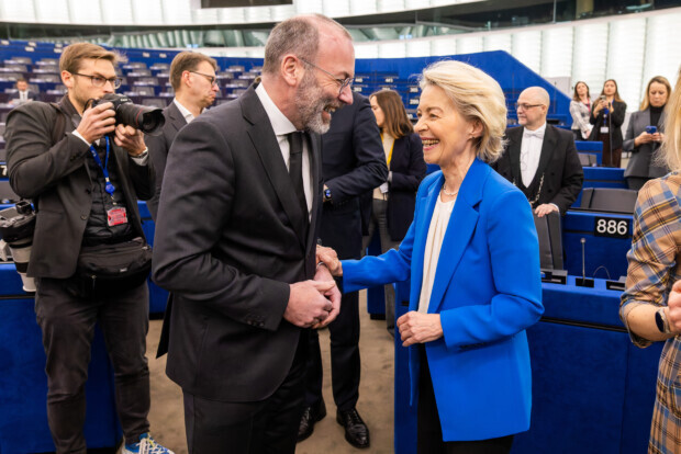Von der Leyen bleibt im Amt: EVP-Fraktion sichert Mehrheit mit Drohungen gegen die Eigenen