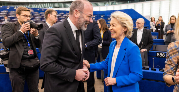 Von der Leyen bleibt im Amt: EVP-Fraktion sichert Mehrheit mit Drohungen gegen die Eigenen