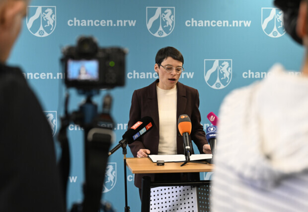 Josefine Paul: Grüne NRW-Fluchtministerin tritt zurück