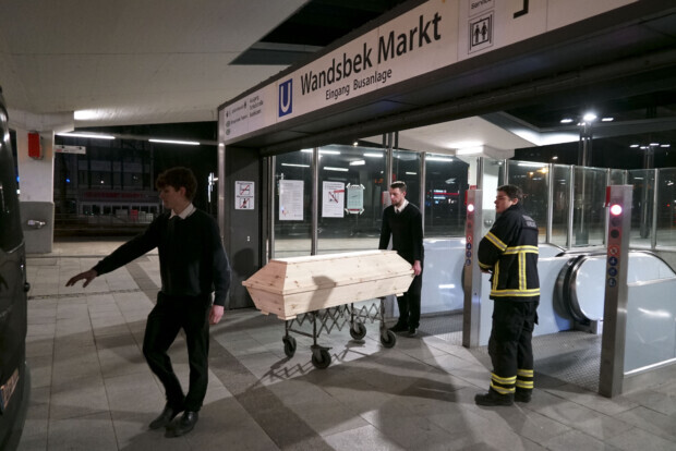 Hamburg: Südsudanese zerrt 18-jährige Iranerin ins Gleis – beide von U-Bahn überrollt