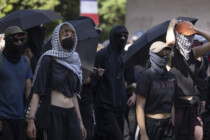 Politik als Mittäter: Schweigen und Zündeln