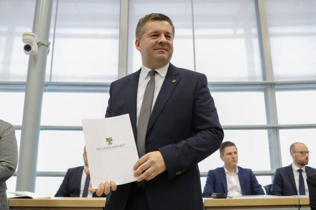 Fiel mit der Wahl des neuen Ministerpräsidenten in Sachsen-Anhalt die Brandmauer nach links?