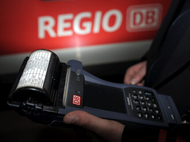 Schwarzfahrer attackiert Mitarbeiter der Deutschen Bahn: Zugbegleiter gestorben