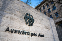 Beamte fragen nach der Geburt, ob die Mutter männlich ist