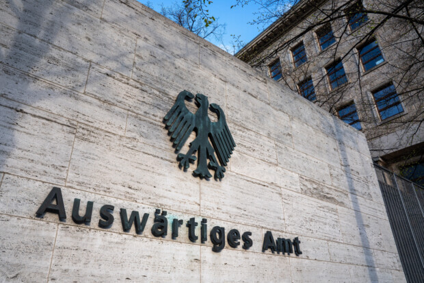 Beamte fragen nach der Geburt, ob die Mutter männlich ist