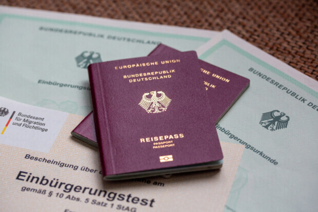 Einbürgerung per Stellvertreter: Polizei deckt Betrug mit Deutschtests in Nürnberg auf
