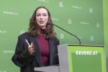 „Tax the Rich“: Grüne Politikerin im Protest-Kleid am Wiener Opernball