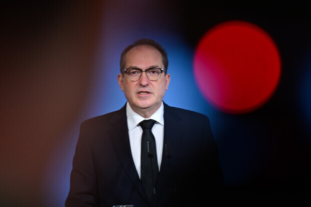 Innenminister Dobrindt doktert am Verfassungsschutz rum