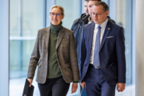 AfD wieder knapp vor Union – Bleierne Zeit oder rasender Stillstand?