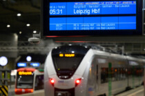 980 Messerangriffe in Zügen und auf Bahnhöfen in 365 Tagen