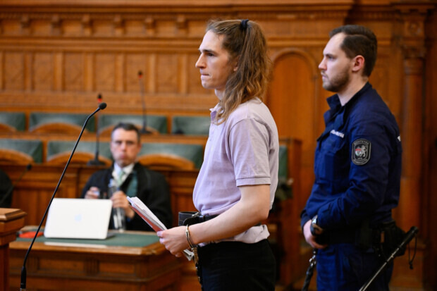 Linksextremist Simeon T. inszeniert sich vor Gericht als „welkende Blume“