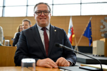 Misstrauensvotum gescheitert: Voigt bleibt Thüringer Ministerpräsident