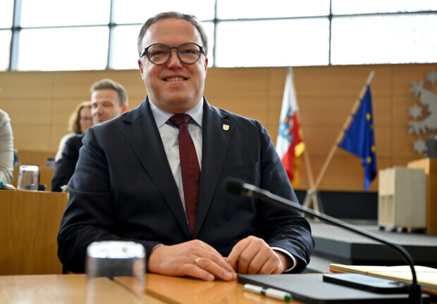 Misstrauensvotum gescheitert: Voigt bleibt Thüringer Ministerpräsident