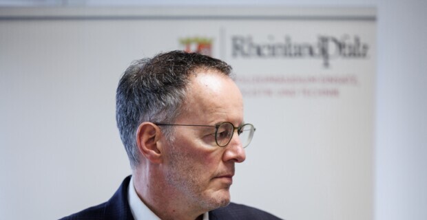 Mischt sich die Regierung von Rheinland-Pfalz in Gerichtsverfahren ein?