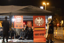 Verbotene Moscheegemeinschaft betet auf offener Straße