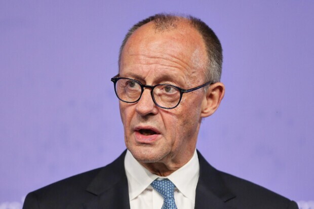 Der Bundeskanzler im Podcast: Alles für den Klimagott – alles für den Abstieg