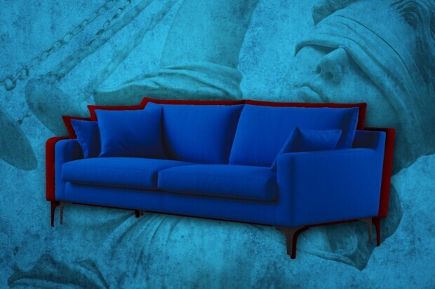 Ein blaues Sofa macht uns Ärger und mächtige Feinde