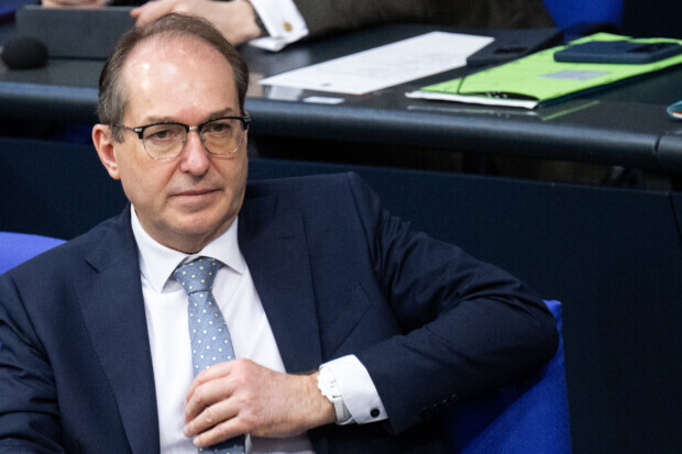 Dobrindt will Finanzierung für unabhängige Asylberatung stoppen