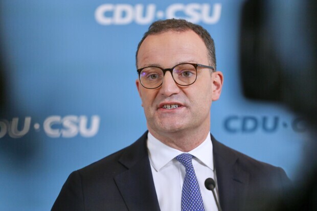 Obwohl er für Milliarden nutzlose Masken kaufte, kommt Jens Spahn (CDU) juristisch davon