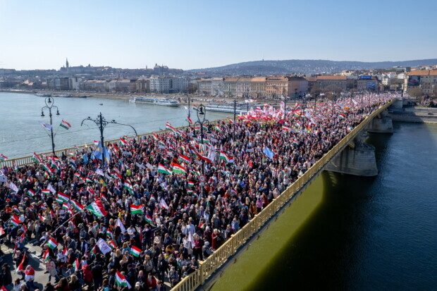 Békemenet in Budapest: Zehntausende gehen für Orbán auf die Straßen