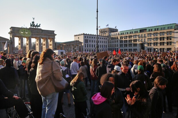 Radikalisierte Frauen als Turbo für Zensur: Vom Fernandes-Hype zur digitalen Kontrolle