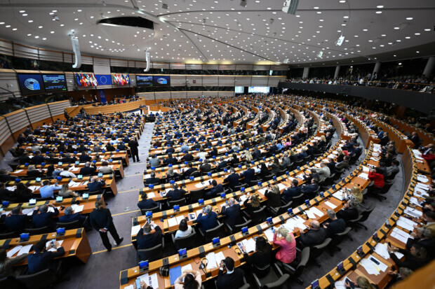 EU-Parlament stimmt gegen Chatkontrolle und für Abschiebezentren