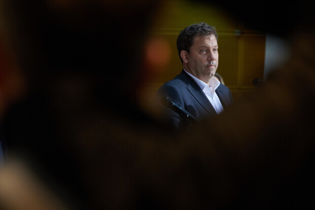 Lars Klingbeil steht mit dem Rücken in der Wand