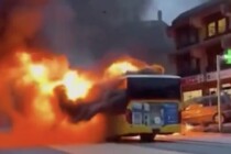 Postbus in Flammen, 6 Menschen tot – ein Anschlag wird vermutet