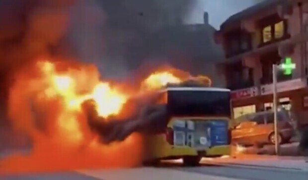 Postbus in Flammen, 6 Menschen tot – ein Anschlag wird vermutet