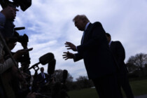 Trump in der Klemme: Kritik, Zweifel und Verschwörungstheorien