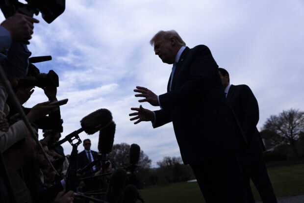 Trump in der Klemme: Kritik, Zweifel und Verschwörungstheorien