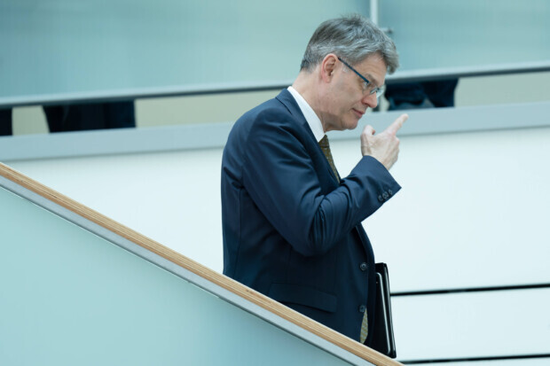 Minister warnt: Bahn-Chaos sei „demokratriegefährdend“