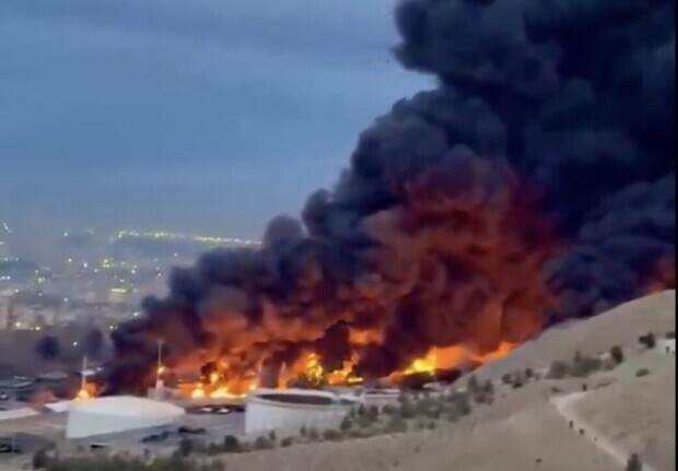 Flammeninferno nahe Teheran: Öl-Industrie des Iran brennt