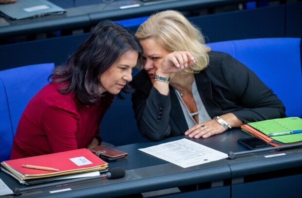 Rotgrüne Afghanen-Schleusung: Wie eine NGO 17.000 Namen auf einmal durchs System drückte