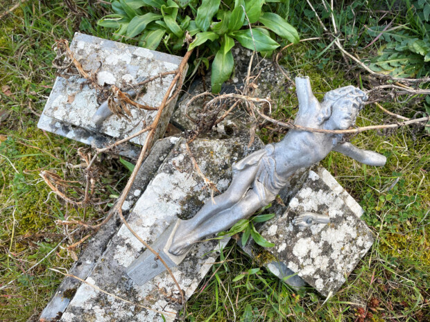Zerstörung christlicher Symbole