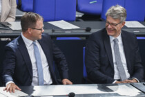 Vor dem Energie-Lockdown: Politiker empfehlen Umstieg auf E-Autos und die Katastrophen-Bahn