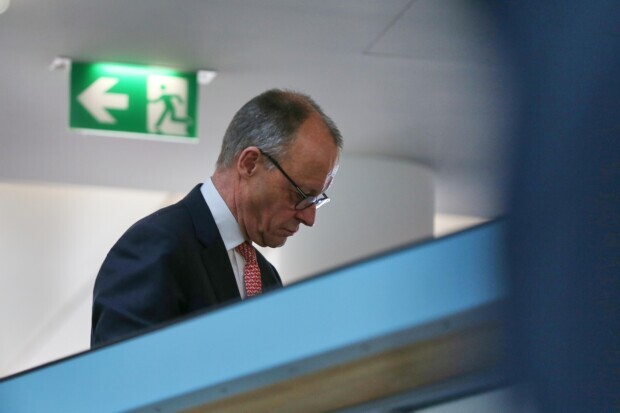 Merz und Schwarz-Rot stürzen auf neue Tiefstwerte