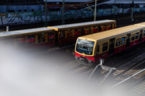 Zwölf Männer belästigen Frauen – wer eingreift, wird krankenhausreif geprügelt