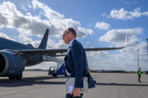 Außen-Merz in Not, Kerosin-Mangel droht