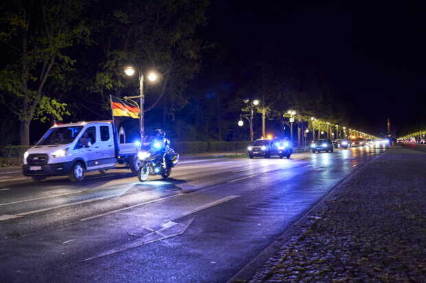 Deutscher Spritpreis-Protest rollt vorsichtig an: 50-Stundenkilometer-Konvoi von Emden nach Berlin