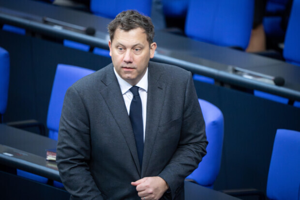 Höhere Ausgaben, höhere Schulden, höhere Steuern, höhere Abgaben