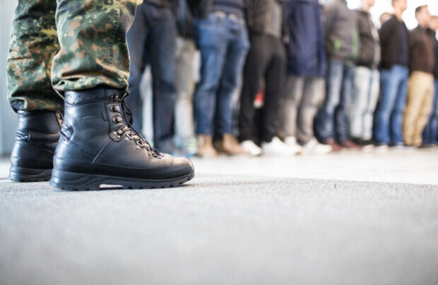 Neue Wehrpflicht-Regel: Staat greift unbemerkt in Ausreisefreiheit von Millionen Männern ein