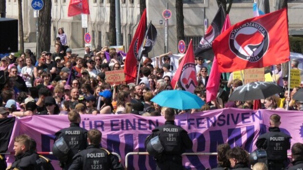 Das Tor zum Tod: Linksradikale gegen Lebensschützer